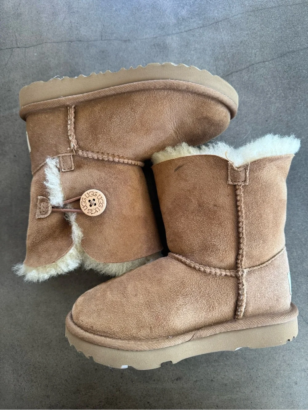 Kids Ugg boots Bailey button in chestnut brand new, never worn